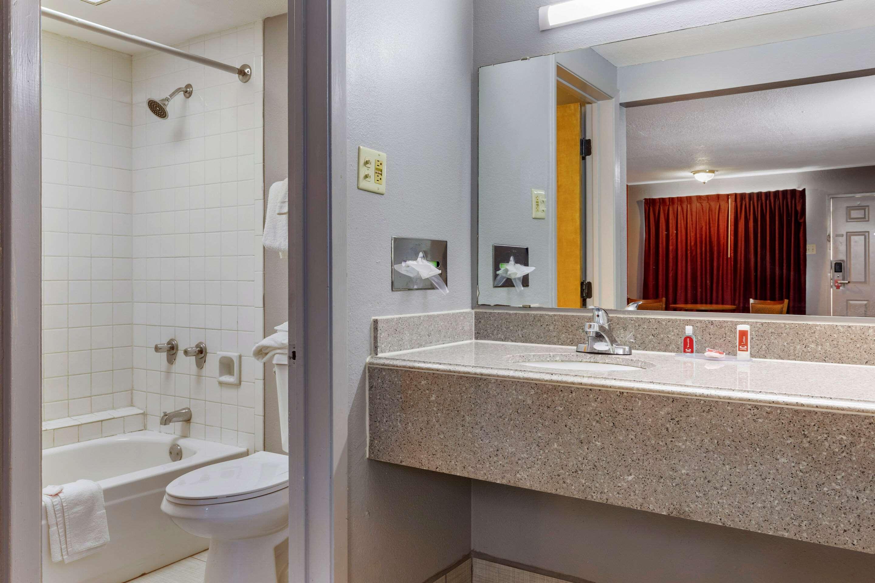 อีโคโน ลอดจ์ เนียร์ วิชิตา ฟอลล์ อีเวนต์ เซ็นเตอร์ Motel วิชิตาฟอลส์ ภายนอก รูปภาพ