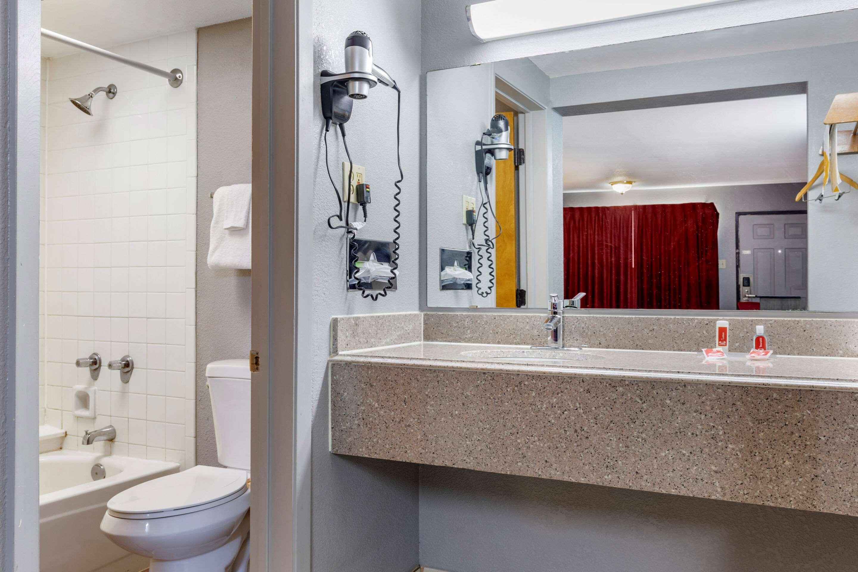 อีโคโน ลอดจ์ เนียร์ วิชิตา ฟอลล์ อีเวนต์ เซ็นเตอร์ Motel วิชิตาฟอลส์ ภายนอก รูปภาพ